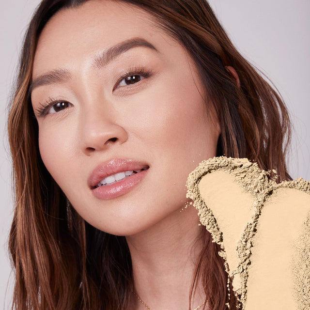 Model wearing Mini Cloud Set Setting Powder in Breezy
