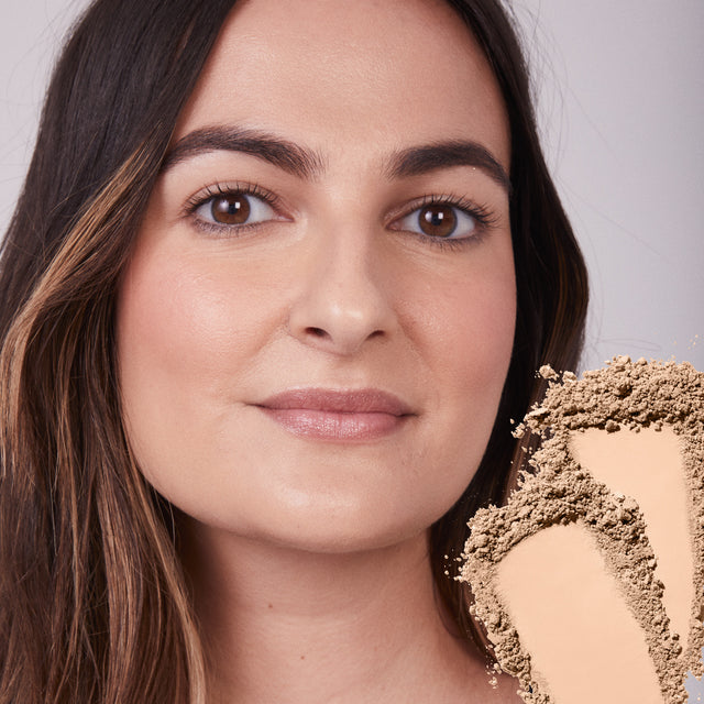 Model wearing Mini Cloud Set Setting Powder in Comfy