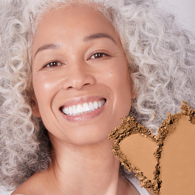 Model wearing Mini Cloud Set Setting Powder in Pillowy