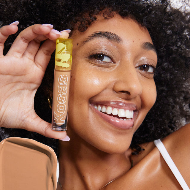 Model wearing Mini Revealer Concealer in Tone 07 N