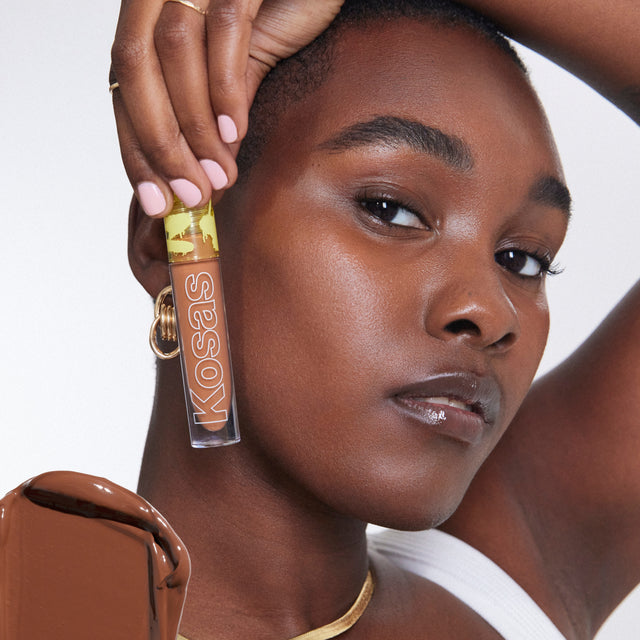 Model wearing Mini Revealer Concealer in Tone 8.7 N