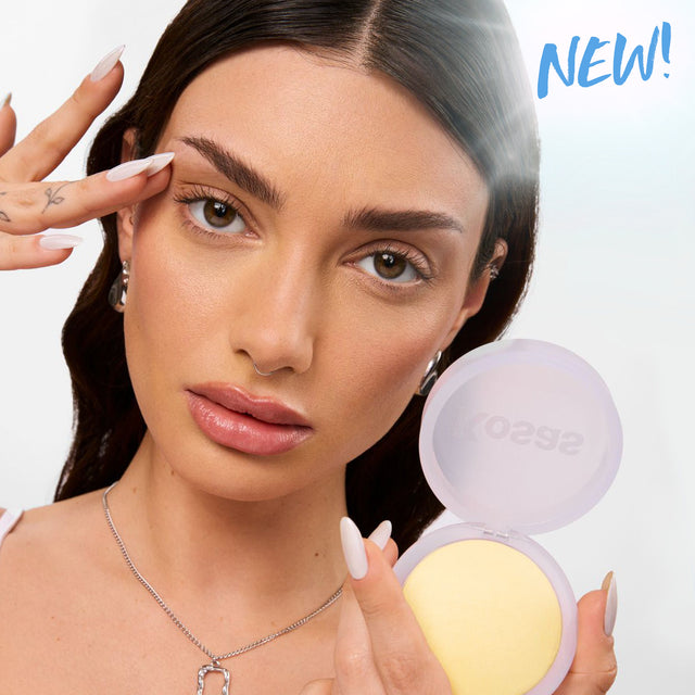 Model wearing Cloud Set Setting Powder in Buttery