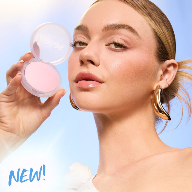 Model wearing Cloud Set Setting Powder in Candy