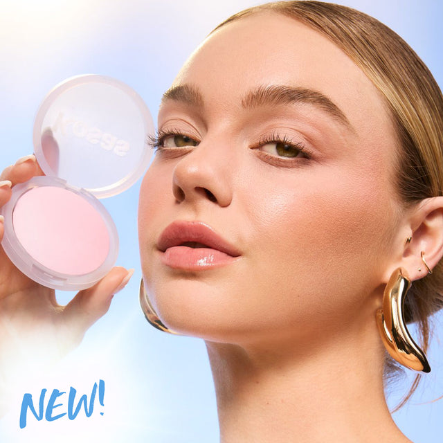 Model wearing Cloud Set Brightening Powder in Candy