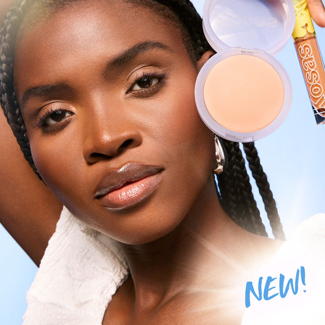 Model wearing Cloud Set Setting Powder in Peachy