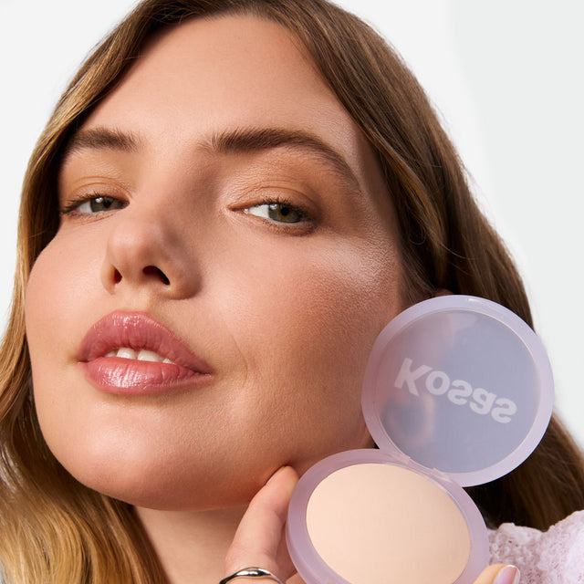 Model wearing Cloud Set Setting Powder in Airy