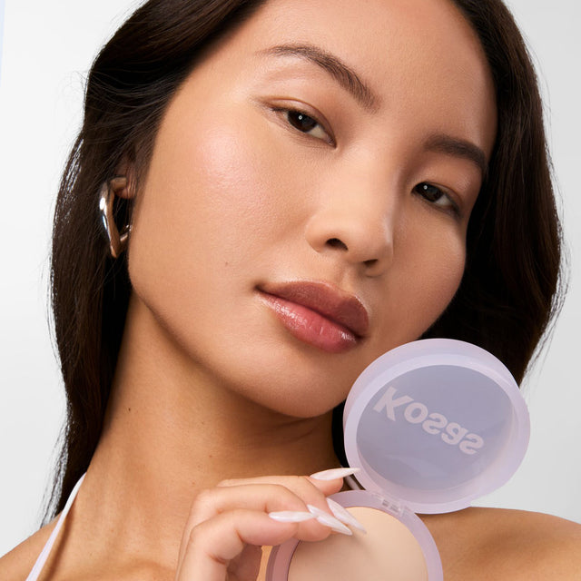 Model wearing Cloud Set Setting Powder in Breezy