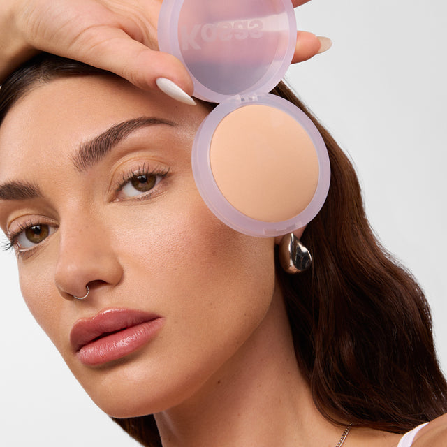 Model wearing Cloud Set Setting Powder in Comfy