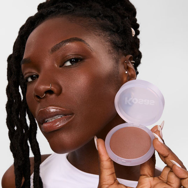 Model wearing Cloud Set Setting Powder in Dreamy