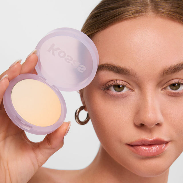 Model wearing Cloud Set Setting Powder in Feathery