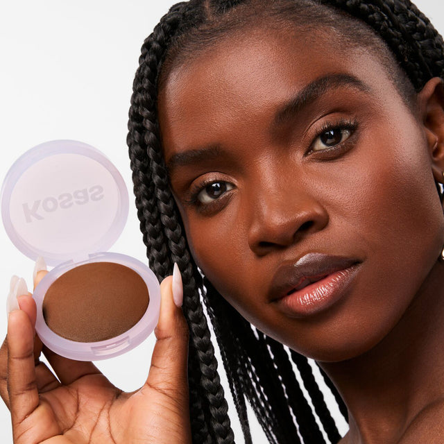 Model wearing Cloud Set Setting Powder in Velvety