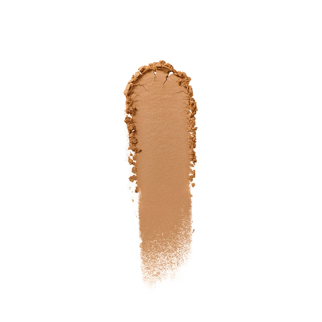Model wearing Cloud Set Loose Powder in Translucent Toasty